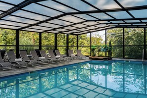 Innenpool, geöffnet von 09:30 Uhr bis 20:30 Uhr, Sonnenschirme