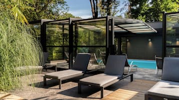 Piscine couverte, parasols de plage, chaises longues