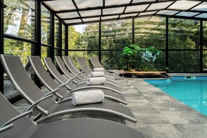Indoor pool, open 9:30 AM to 8:30 PM, pool umbrellas, pool loungers - Domaine de la Résidence Hotel Spa & Restaurant (Moulins-lès-Metz)