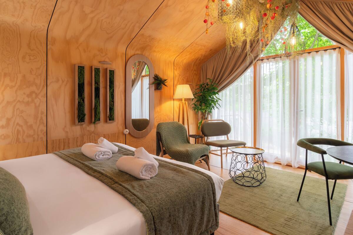 Ropa de cama hipoalergénica, minibar y tabla de planchar con plancha 