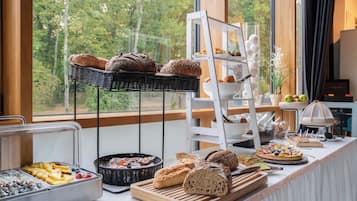 Päivittäinen buffetaamiainen (18 EUR per henkilö)