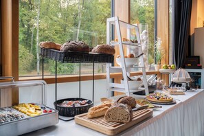 Päivittäinen buffetaamiainen (18 EUR per henkilö)