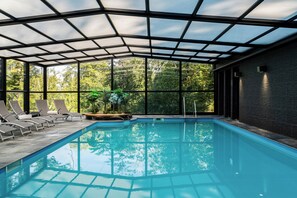 Sisäuima-allas avoinna 9.30–20.30, aurinkovarjoja, aurinkotuoleja