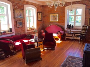 Smart TV, fireplace, books, music library