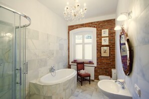 Combined shower/bathtub, hair dryer, bidet, towels - Beautiful old house by the Baltic Sea  (Mielenko)