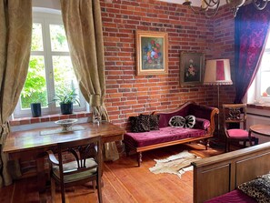 Smart-TV, Kamin, Bücher, Musikbibliothek