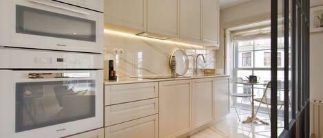 Refrigerador, microondas, horno, placa de cocina