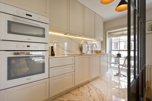 Réfrigérateur, four à micro-ondes, un four, surface de cuisson