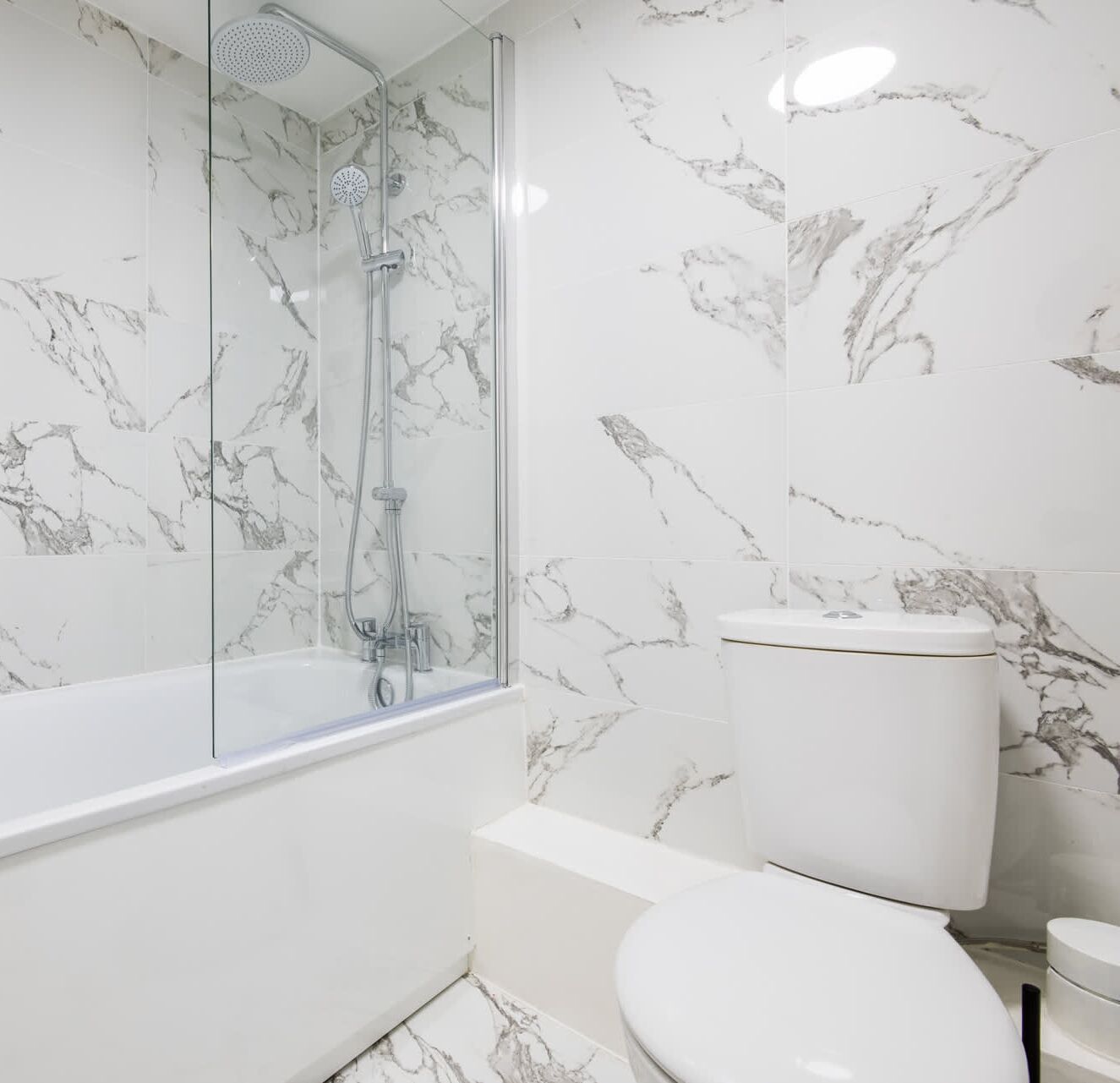Bathtub, towels