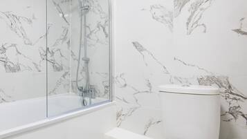 Bathtub, towels