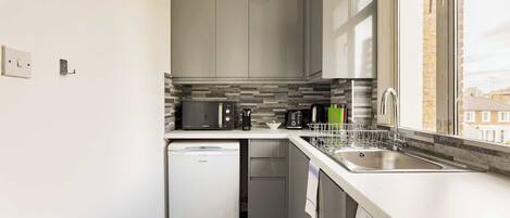 ثلاجة، ميكروويف، فرن، موقد طهي مسطح