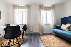 TV, offices - 2 Bedroom Apartment - Shepherd's Bush (Greater London)