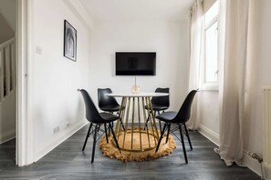 Dining - 2 Bedroom Apartment - Shepherd's Bush (Greater London)