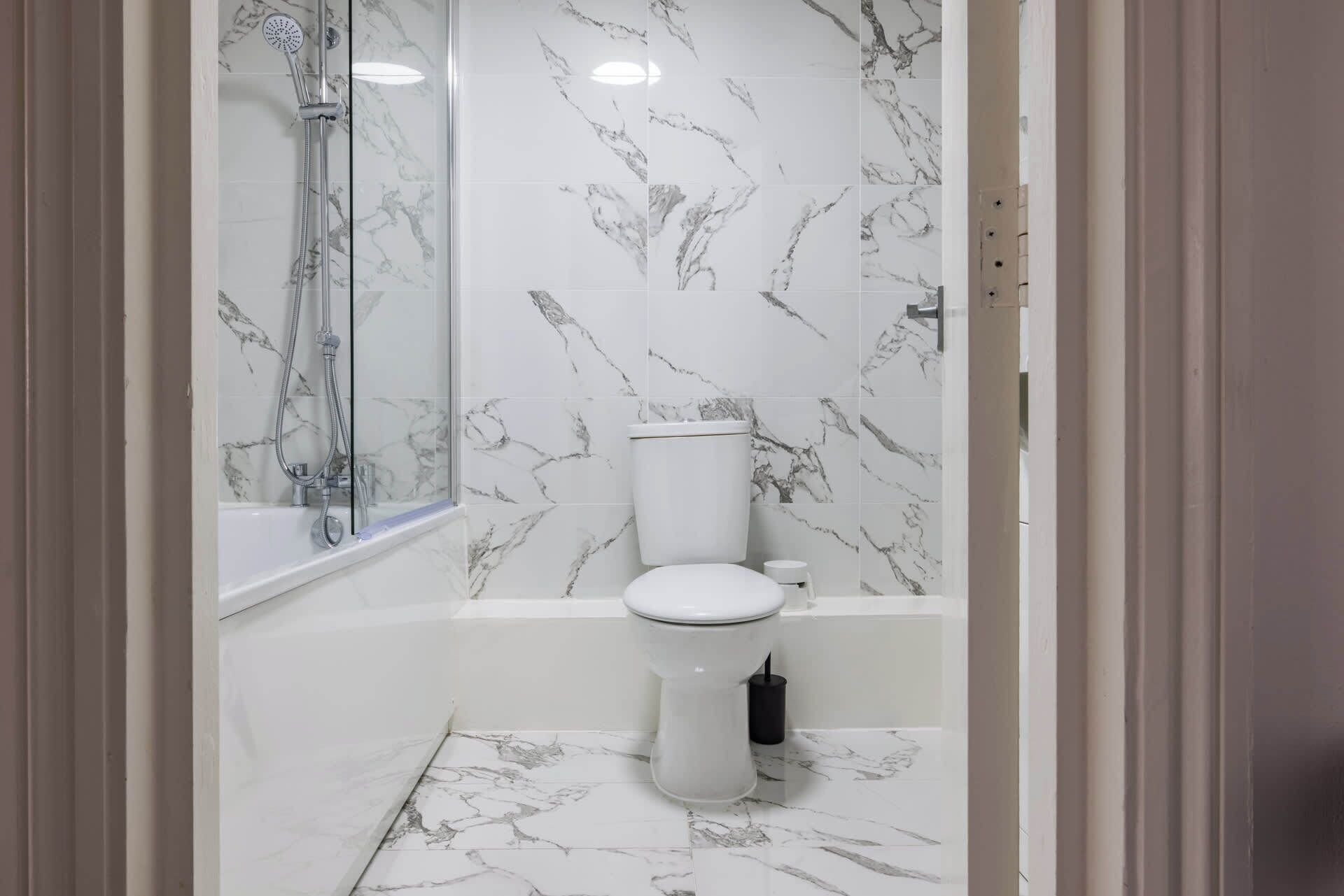 Bathtub, towels