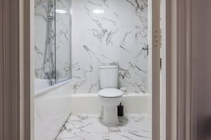 Bathtub, towels - 2 Bedroom Apartment - Shepherd's Bush (Greater London)