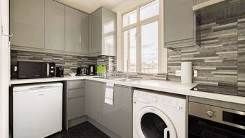 Coffee/tea maker, fridge, microwave, oven
