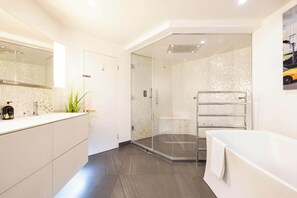 Bathtub, hair dryer, towels, shampoo