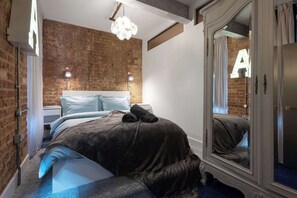 3 Schlafzimmer, Schreibtisch, Bügeleisen/Bügelbrett, Reisekinderbett