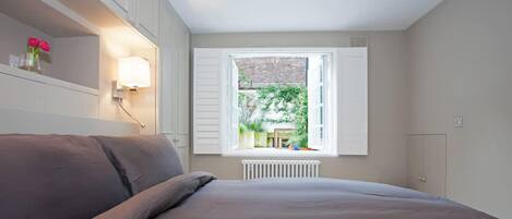 2 bedrooms, desk, iron/ironing board, WiFi