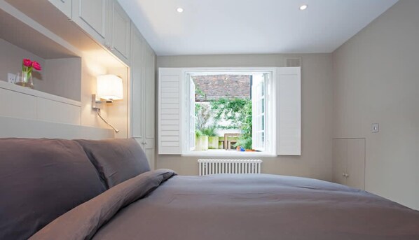 2 室のベッドルーム、デスク、  アイロン / アイロン台、WiFi