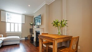 テレビ、暖炉、ステレオ、書斎 / ワークスペース