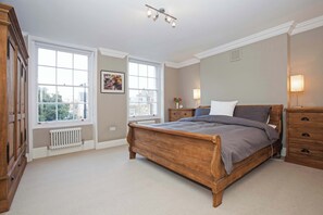 2 bedrooms, desk, iron/ironing board, WiFi