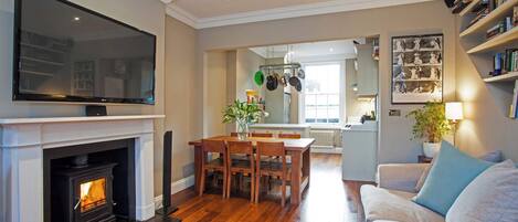 Televisión, chimenea y oficina