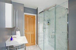 Douche, sĂšche-cheveux, serviettes fournies, shampoing