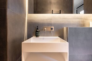 Islington Townhouse Minimalist bathroom sink - Stylish IslingtonTownhouse with Terrace & Garden (Greater London)