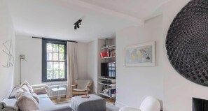 TV, offices - Stylish IslingtonTownhouse with Terrace & Garden (Greater London)