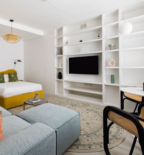 Flat-screen TV, Netflix, streaming services, offices - Light-filled Studio with AirCon near Tube (Greater London)