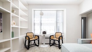 Flat-screen TV, Netflix, streaming services, offices