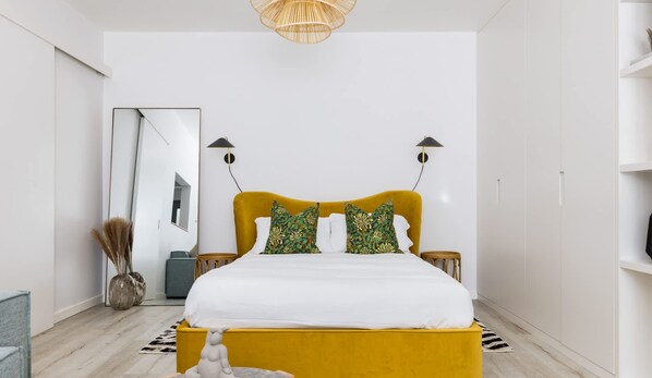 Bureau, fer et planche à repasser, lit parapluie, Wi-Fi