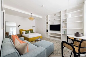 Flat-screen TV, Netflix, streaming services, offices