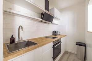 Fridge, microwave, oven, stovetop - Light-filled Studio with AirCon near Tube (Greater London)