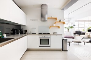 Fridge, oven, stovetop, dishwasher