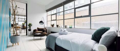 2 bedrooms, desk, iron/ironing board, WiFi