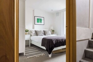 3 bedrooms, desk, iron/ironing board, travel crib