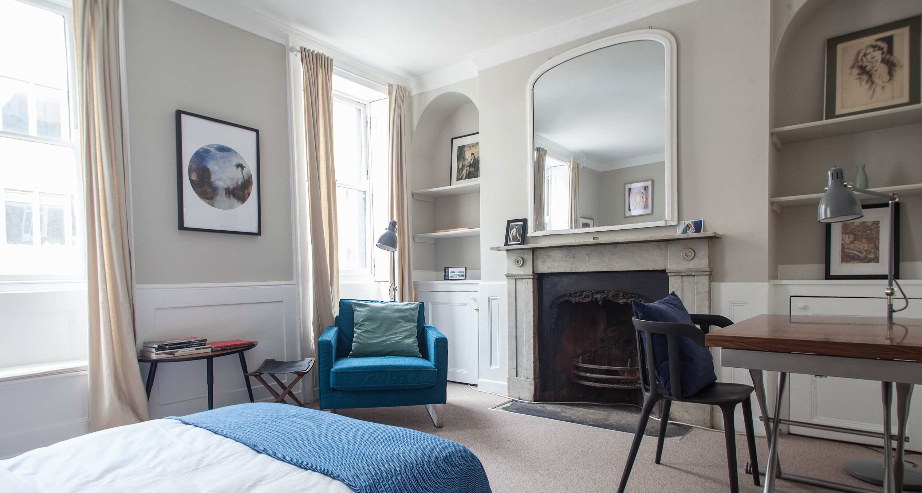 Een bureau, een strijkplank/strijkijzer, reisbedje, wifi