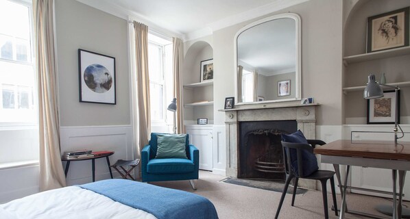 Schreibtisch, Bügeleisen/Bügelbrett, Reisekinderbett, WLAN