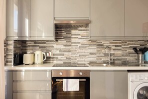 Fridge, microwave, oven, stovetop - 1 Bedroom Flat - Shepherds Bush (Greater London)