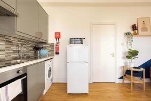 Fridge, microwave, oven, stovetop - 1 Bedroom Flat - Shepherds Bush (Greater London)