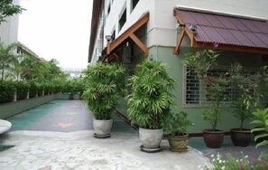 Unclassified image, 5 of 9, button - J star hotel (Pattaya)