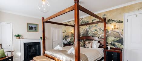 6 soverom, skrivebord, strykejern/-brett og reiseseng for barn