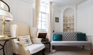 Unclassified image, 4 of 43, button