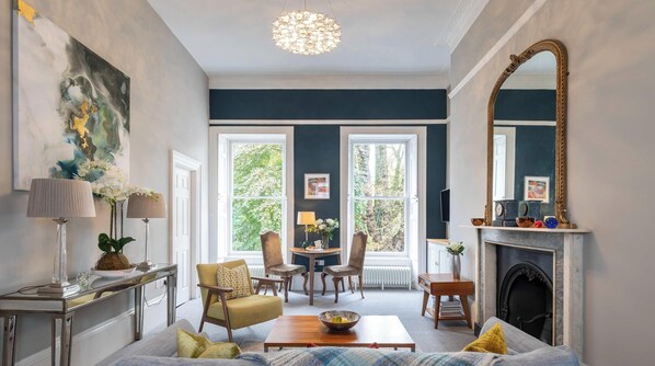 TV, offices - Light-filled Period Apartment - Central Bath (Bath)