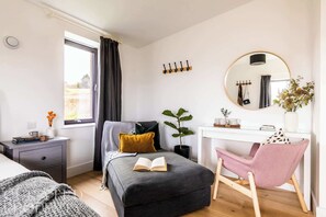 6 bedrooms, iron/ironing board, travel crib, WiFi - Stunning Home with Garden & Panoramic Views (Bath)