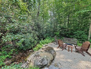 Outdoor spa tub - Twinbrook #12: 3  BR, 2  BA Cabin / Bungalow in Maggie Valley, Sleeps 8 (Maggie Valley)