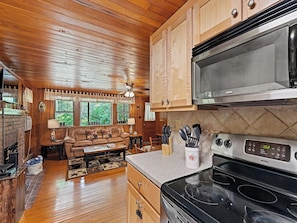 冷蔵庫、電子レンジ、オーブン、コンロ