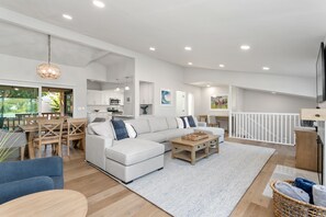 TV - Cast-a-Waves- Vacation in Style near Beach, Pool, Spa, Restaurants (Solana Beach)
